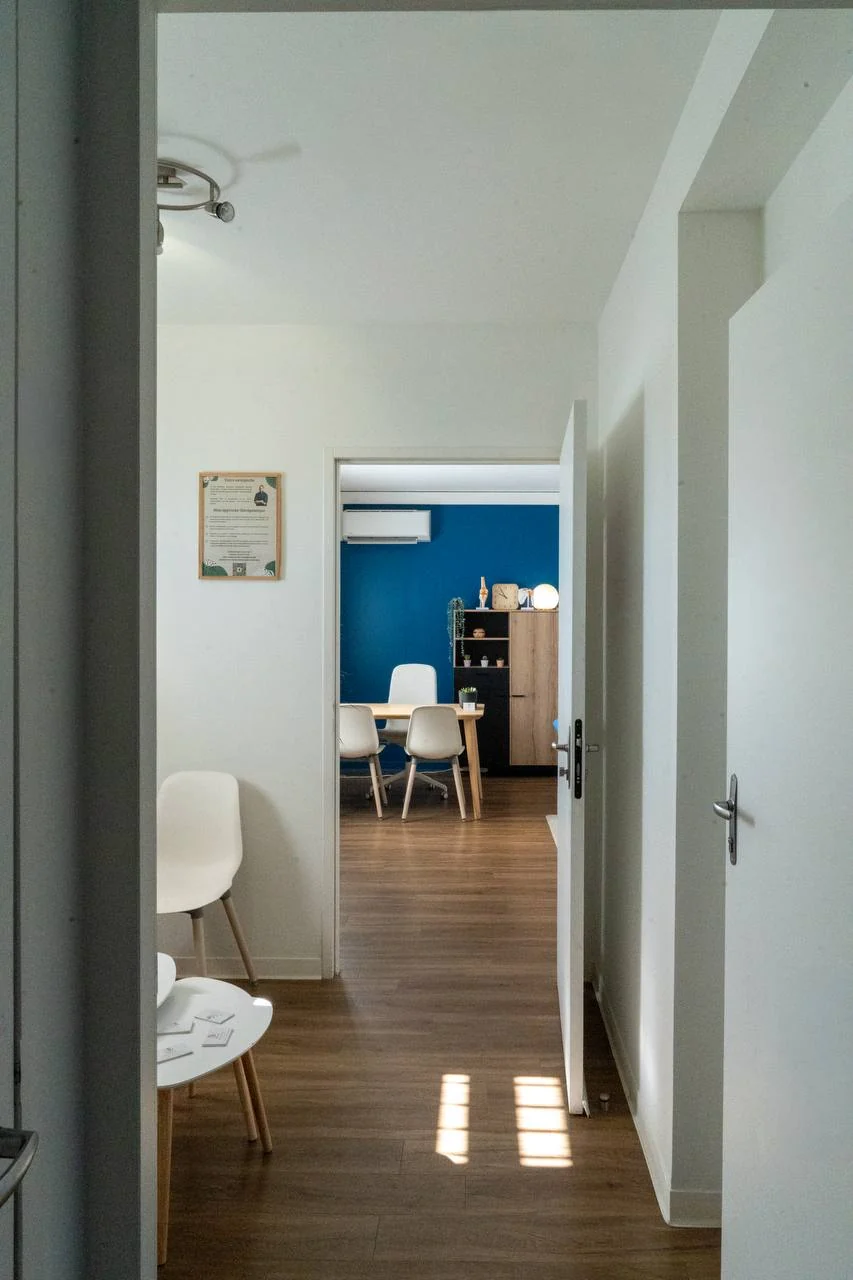 Couloir vers le bureau de consultation du cabinet d’ostéopathie à Feyzin