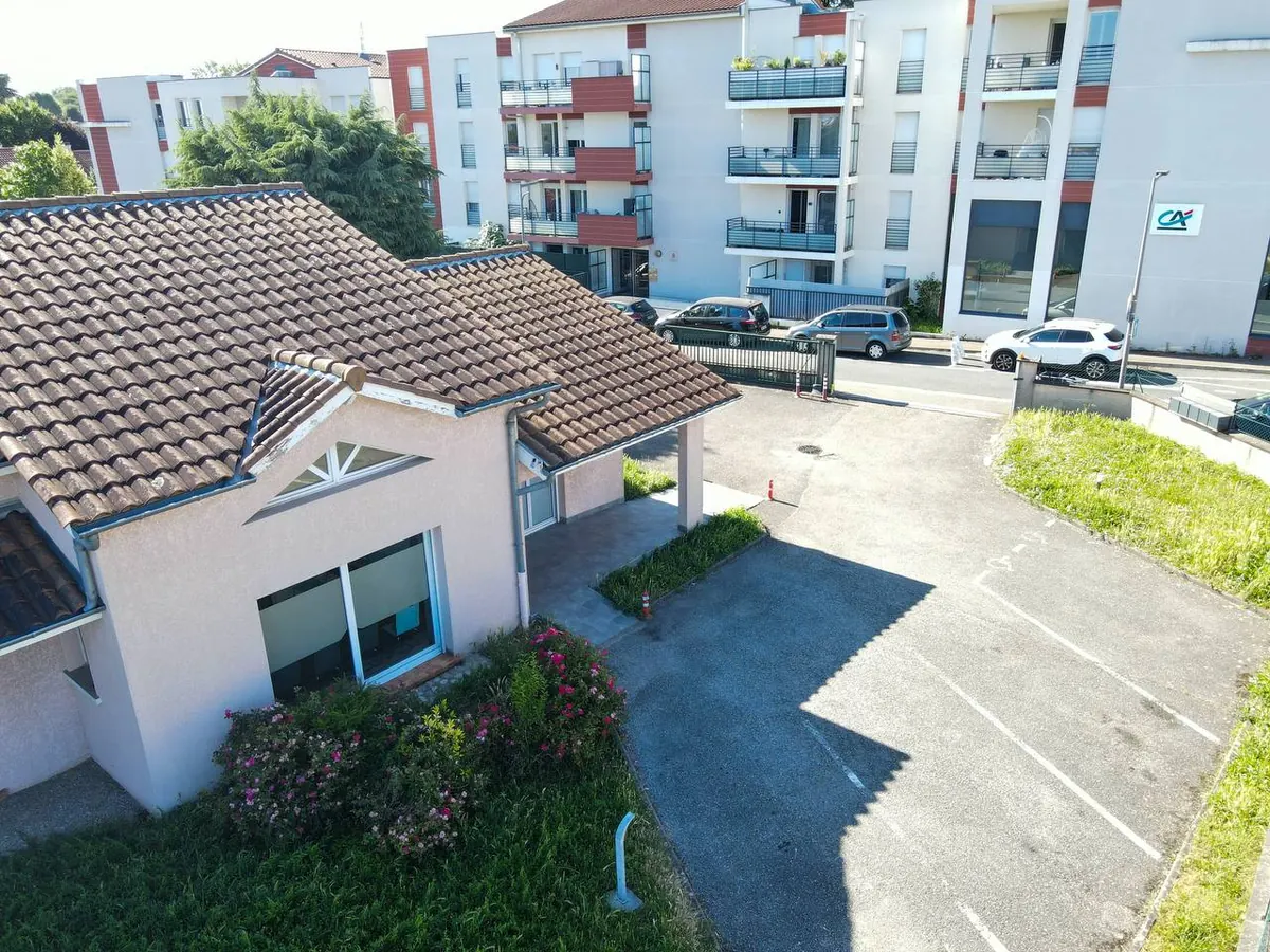 Entrée extérieure du cabinet d’ostéopathie à Feyzin avec parking