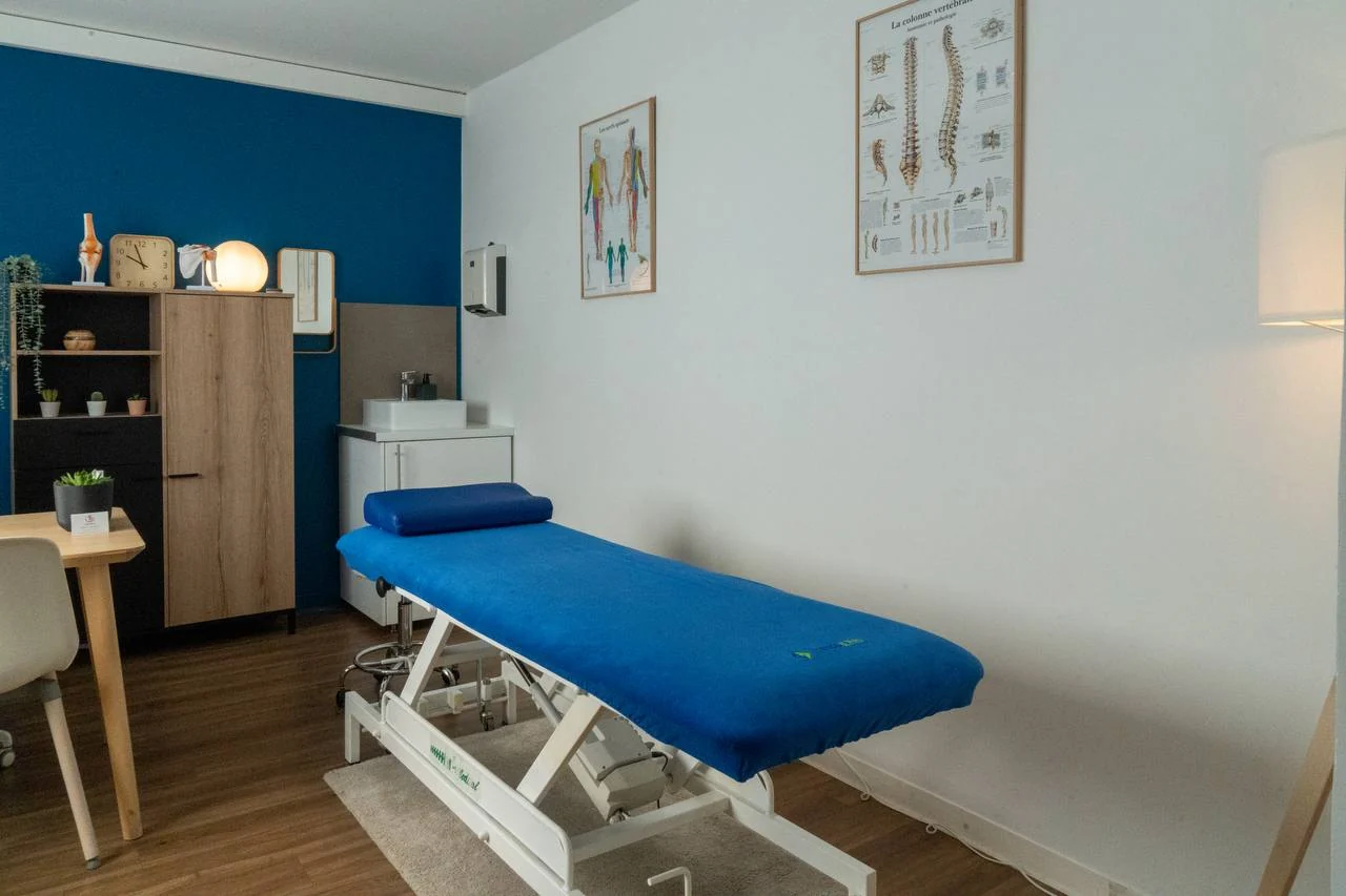 Salle de consultation du cabinet d’ostéopathie à Feyzin avec table de soin