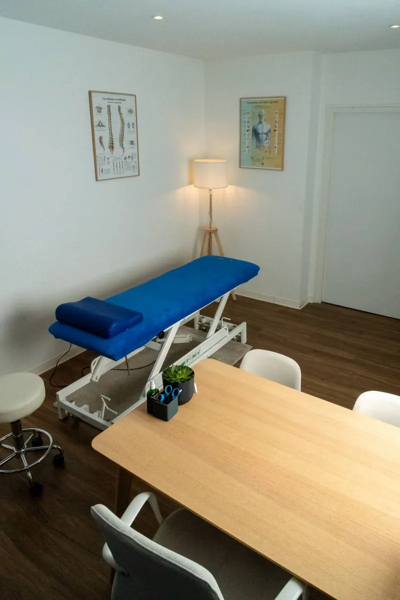 ostéopathe Feyzin — salle de consultation avec table de soin du cabinet d’ostéopathie à Feyzin